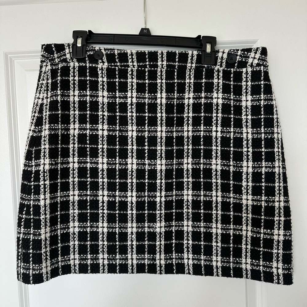 Black and white plaid, tweed skirt *zipper is broken*